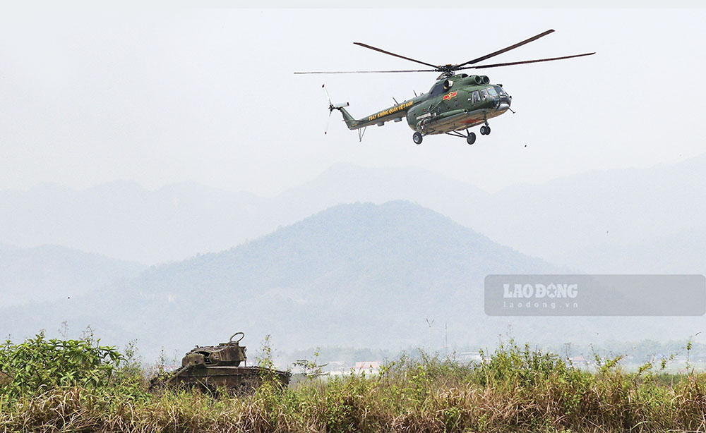 Những chiếc máy bay trực thăng Mi-171E bắt đầy xuất hiện tại bầu trời Điện Biên từ hơn 10 ngày trước, nó đã thu hút sự quan tâm của đông đảo người dân và du khách đang có mặt tại chiến trường xưa - nơi vẫn còn lại nhiều dấu tích của chiến tranh.
