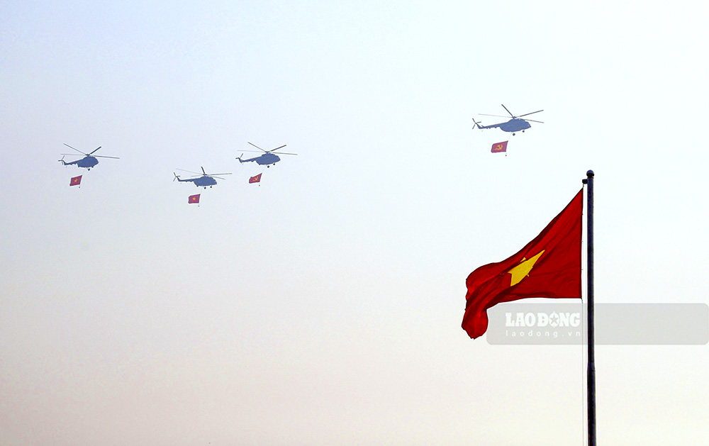 Đội hình trực thăng mang theo những lá cờ Tổ quốc và cờ Đảng sẽ xuất hiện trên bầu trời đúng thời điểm thực hiện nghi lễ chào cờ cùng với 21 loạt đại bác. Ảnh: Quang Đạt