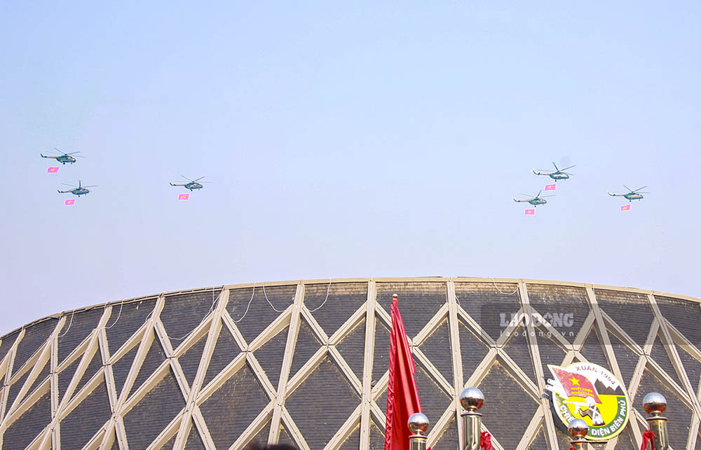 Đội hình trực thăng của Không quân Việt Nam bay qua Bảo tàng Chiến thắng lịch sử Điện Biên Phủ.