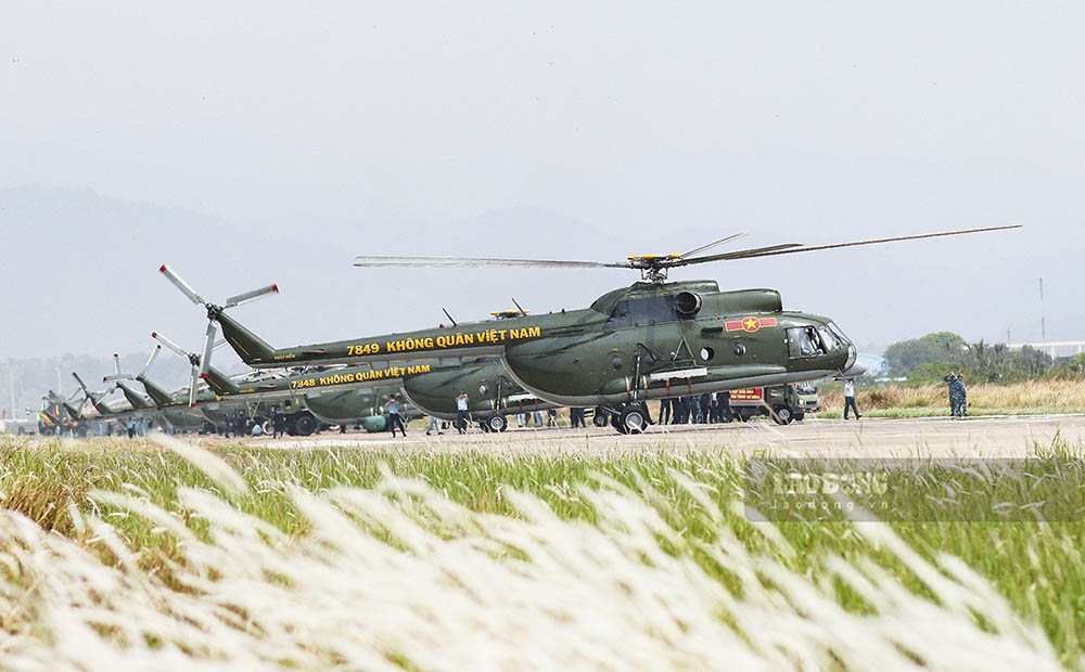 Tổng số có 12 máy bay trực thăng tham gia đội hình tập luyện, trong đó có 9 máy bay trong đội hình chính thức, 2 máy bay dự bị và một máy bay chỉ huy, tìm kiếm cứu nạn.