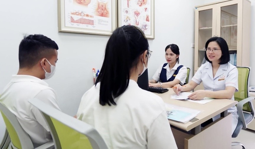 ThS.BS Trịnh Thị Thuý tư vấn bệnh nhân về tình trạng polyp buồng tử cung