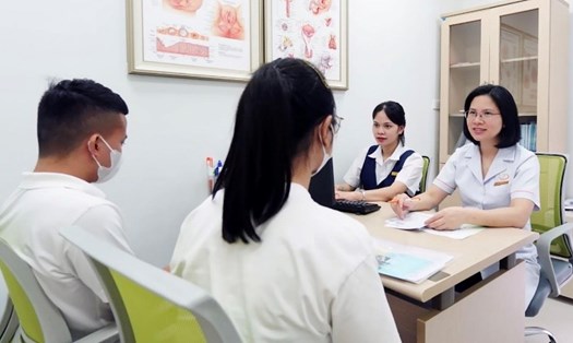 ThS.BS Trịnh Thị Thuý tư vấn bệnh nhân về tình trạng polyp buồng tử cung. Ảnh: BVCC
