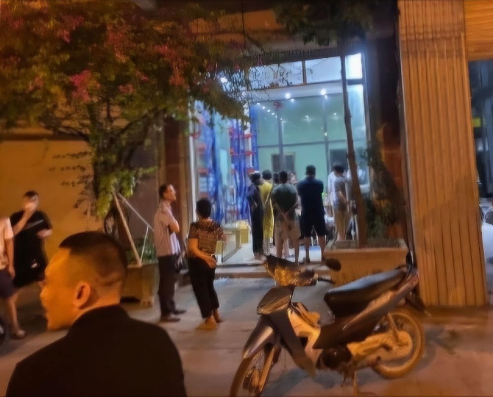 Người dân thôn Kìm, xã Vũ Lạc tập trung đông người trước cửa Công ty cơ khí Tam Long tối hôm 25.4 để phản đối hoạt động gây ô nhiễm môi trường từ nhà xưởng của công ty. Ảnh cắt từ clip 