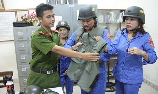 Các thành viên trong đội dân phòng cơ động nữ được trang bị đầy đủ trước khi làm nhiệm vụ tuần tra. Ảnh: Đoàn Cường