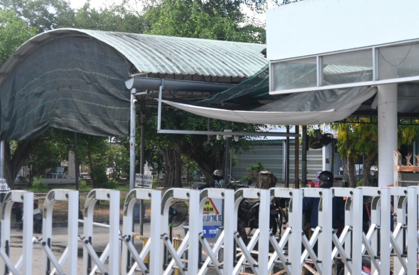 Bãi giữ xe tại Trung tâm Y tế huyện Châu Thành (tỉnh Bến Tre). Ảnh: Thành Nhân