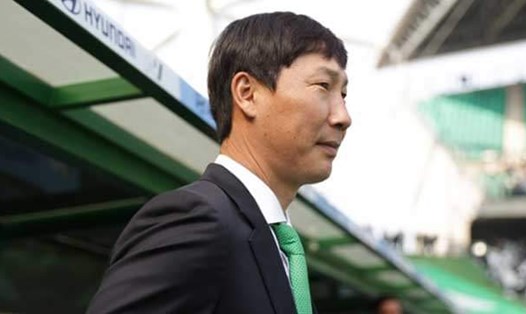 Truyền thông Hàn Quốc đưa tin ông Kim Sang-sik dẫn dắt tuyển Việt Nam thay ông Troussier. Ảnh: KBS