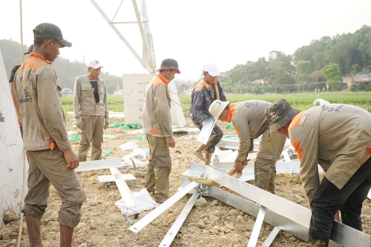 Anh Nguyễn Văn Chung (công nhân Công ty TNHH Phương Hạnh) cho biết, dù là những ngày nghỉ lễ, tuy nhiên các công nhân như anh vẫn liên tục bám trụ tại công trường, thi công các hạng mục móng, cột của đường dây 500kV mạch 3, nhằm đảm bảo tiến độ đề ra. Ảnh: Quách Du