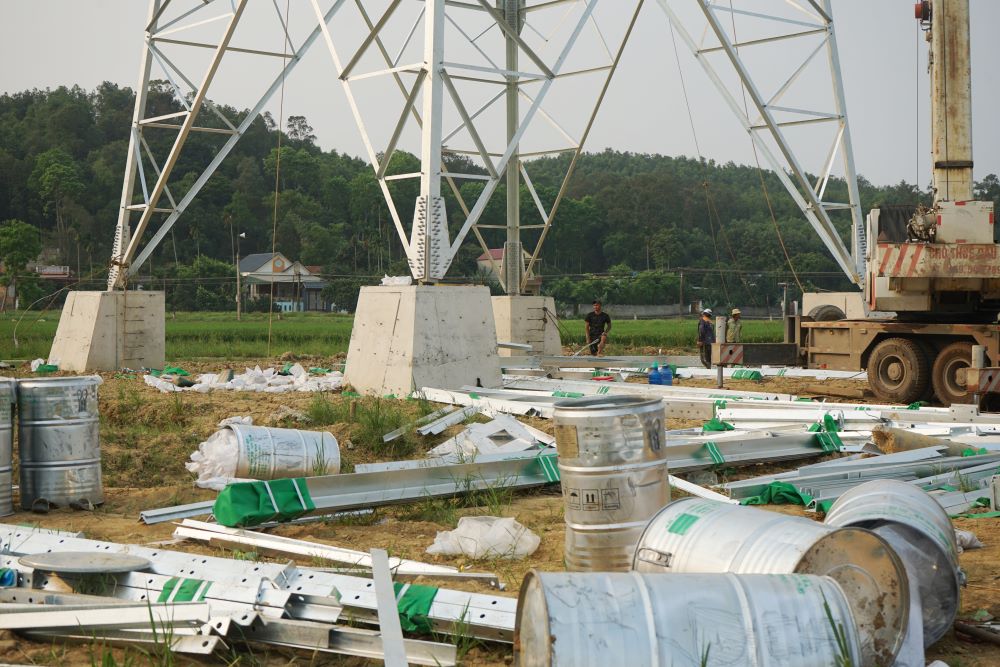 Ngổn ngang các thiết bị tại công trường thi công cột điện cao thế (ở xã Châu Lộc, huyện Hậu Lộc, Thanh Hóa). Ảnh: Quách Du