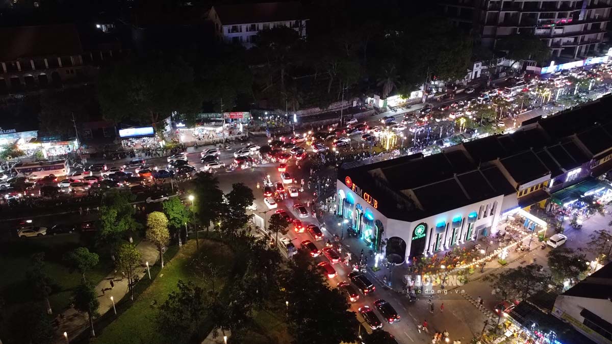 Những năm gần đây, TP Hạ Long, tỉnh Quảng Ninh đã có nhiều đột phá về hạ tầng giao thông. Song tình trạng phương tiện gia tăng khiến tình trạng ùn tắc giao thông vẫn diễn ra, nhất là trong những dịp cao điểm du lịch hè. 
