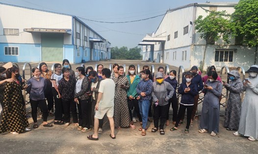 Ngày 28.4, hàng chục công nhân Công ty TNHH SY VINA (Xã Hoàng Đan, huyện Tam Dương, tỉnh Vĩnh Phúc) đội nắng nóng 40 độ, xuyên lễ đòi nợ BHXH. Ảnh: NVCC
