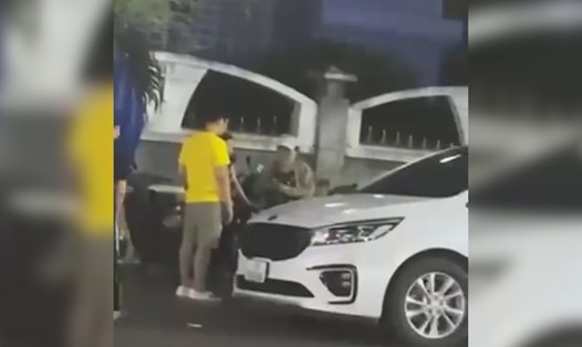 Du khách bị một người phụ nữ thu tiền khi đỗ xe trên đường Nguyễn Huệ vào tối 28.4. Ảnh cắt từ clip