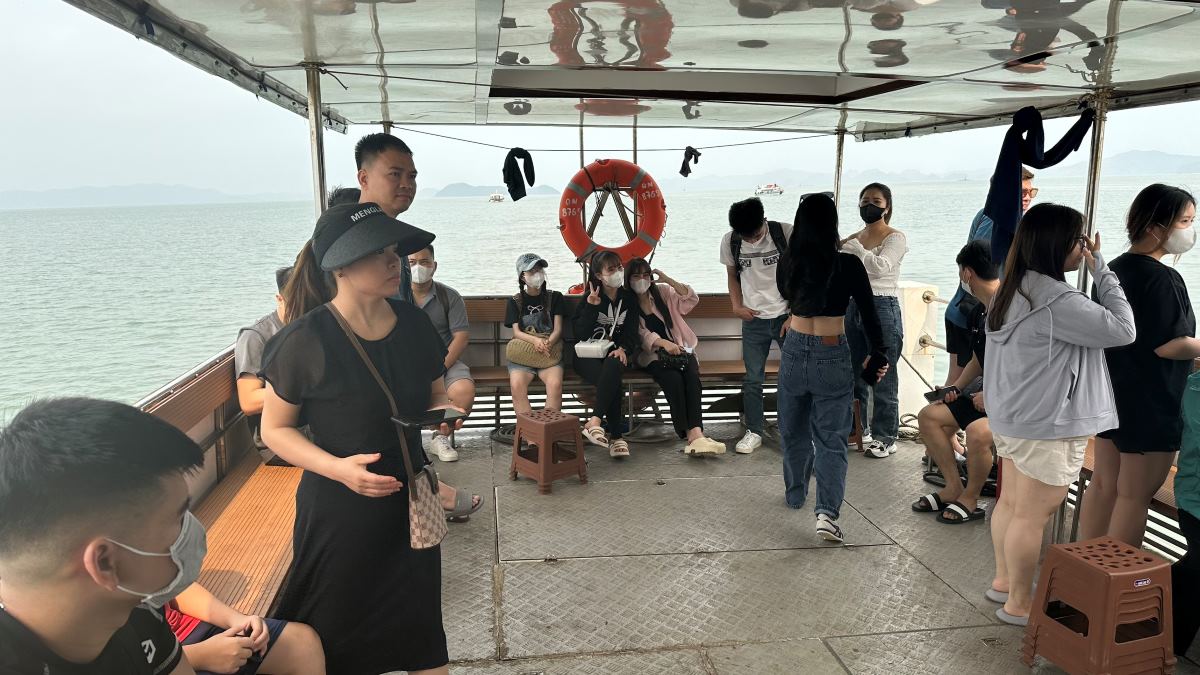 Du khách phải đợi nước lên mới cập vào cảng Quan Lạn. Ảnh: Nguyễn Hùng