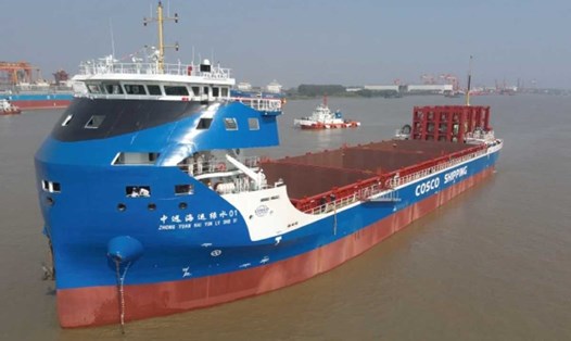 Tàu container điện lớn nhất thế giới của Trung Quốc Greenwwater 01. Ảnh: Cosco