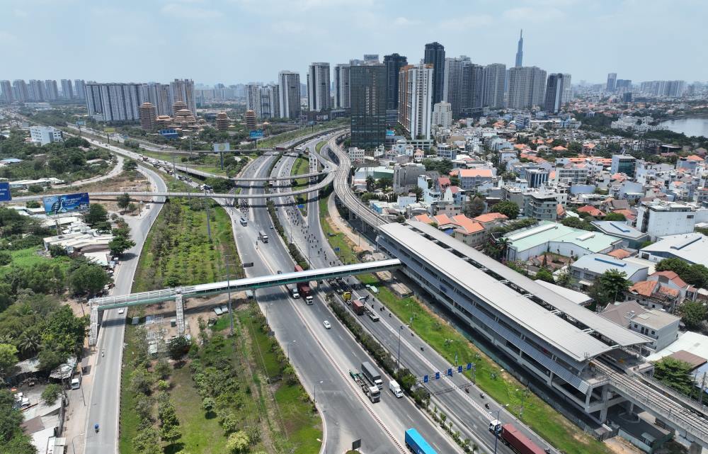 TPHCM xây 9 cầu bộ hành kết nối các nhà ga trên cao Metro số 1.  Ảnh: Anh Tú