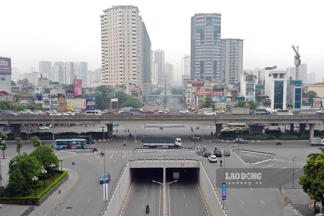 Trục đường Tố Hữu - Lê Văn Lương ngày thường có mật độ phương tiện lưu thông lớn, tuy nhiên trong hôm nay lại rất vắng vẻ.