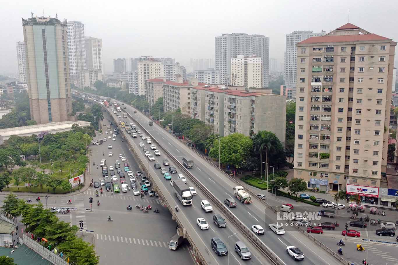Dòng phương tiện ùn dài từ đoạn nút giao Đại lộ Thăng Long đến Linh Đàm. Nhiều thời điểm các xe phải đứng im.