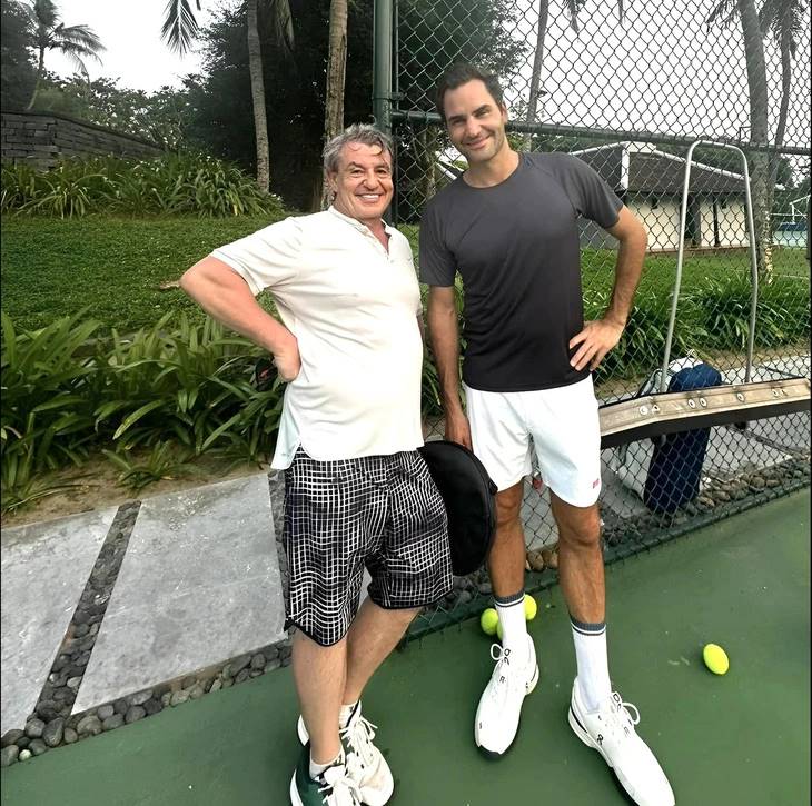 Federer (phải) đang có chuyến du lịch cùng gia đình tại Hội An. Ảnh: Facebook nhân vật