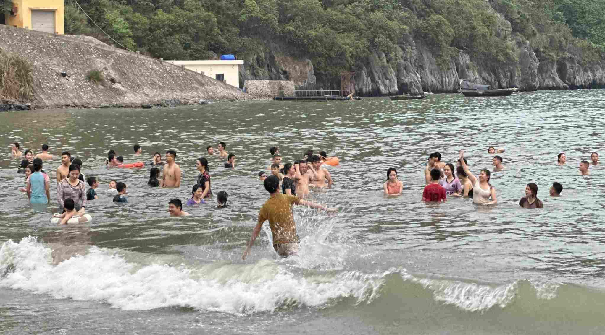 Du khách thỏa thích tắm biển tại bãi Cát Cò trong chiều 29.4. Theo ghi nhận, lượng khách tại bãi khá đông, tuy nhiên đã “giảm nhiệt” hơn so với ngày 28.4. 