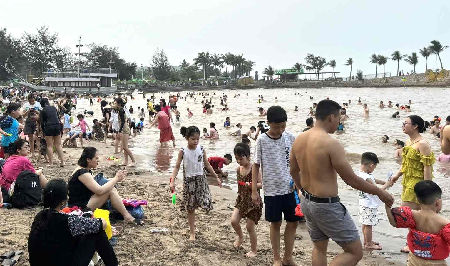 Bãi biển Hòn Dáu (Đồ Sơn, Hải Phòng) cũng đông đúc trong chiều 29.4. 