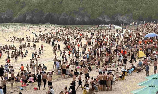 Bãi biển Tùng Thu (Cát Bà, Hải Phòng) chật kín người trong ngày thứ 3 kì nghỉ lễ 30.4. Ảnh: Tuấn Anh