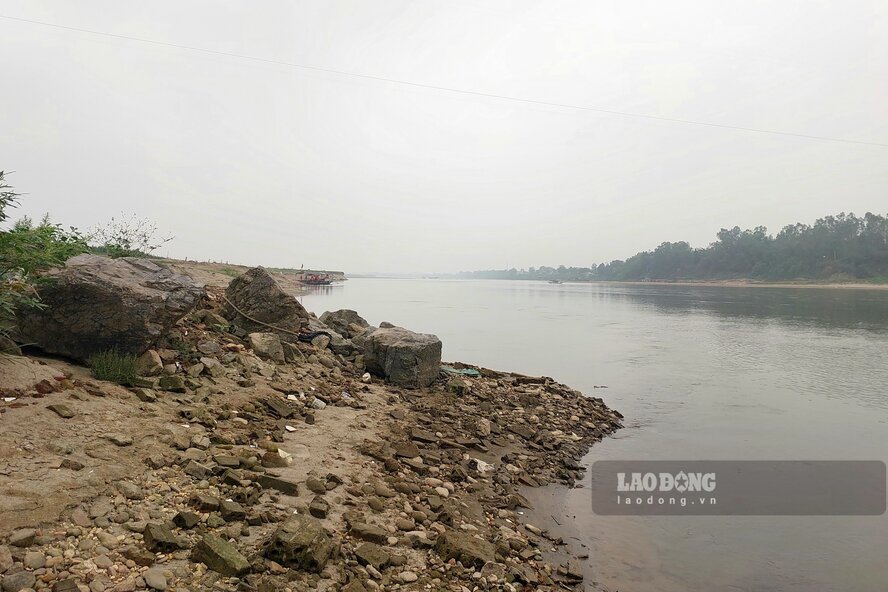 Nước sông Hồng cạn hiện ra nhiều gạch ngói, rác thải... Ảnh: Tô Công.