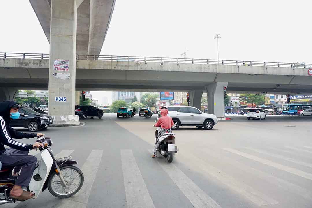 Tình trạng vượt đèn đỏ xảy ra trên đường Cầu Giấy (Cầu Giấy, Hà Nội). Ảnh: Nhật Minh
