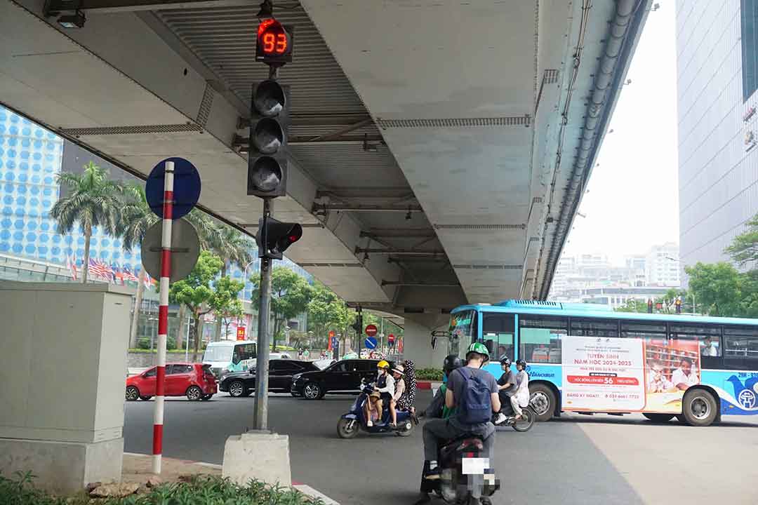 Đèn đỏ hơn 90 giây tại nút giao đường Nguyễn Chí Thanh - Liễu Giai khiến nhiều người dân phải tìm chỗ tránh nắng. Ảnh: Nhật Minh