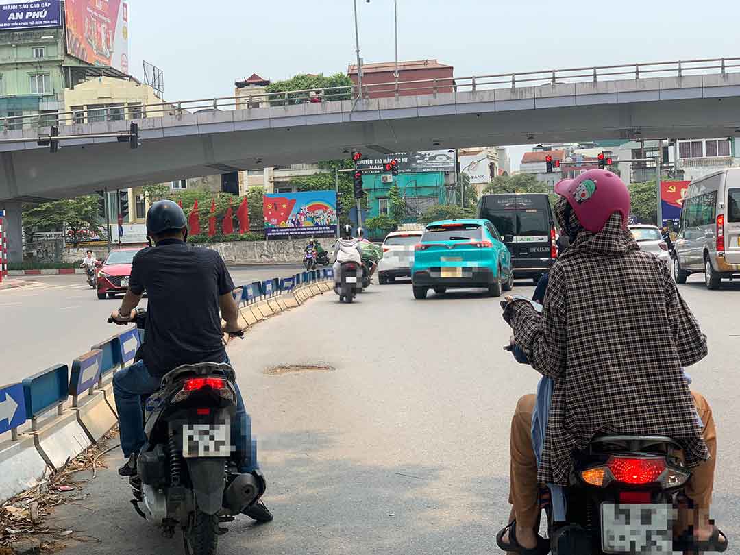 Các phương tiện dừng dưới bóng cây cách đèn đỏ cả chục mét tại nút giao đường Thanh Niên - Nghi Tàm (Tây Hồ, Hà Nội). Ảnh: Nhật Minh