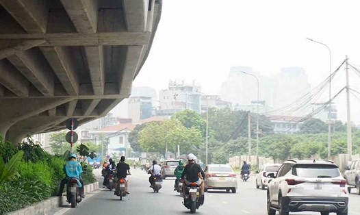 Nhiều xe máy đổ dồn về phía bóng râm để tránh nắng tại Hà Nội. Ảnh: Nhật Minh