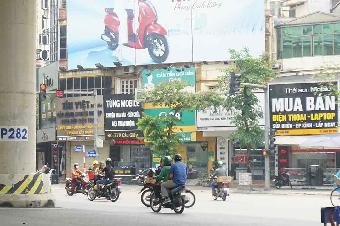 Nhiều xe máy bất chấp vượt đèn đỏ tại nút giao đường Nguyễn Phong Sắc - Xuân Thuỷ - Trần Thái Tông (Cầu Giấy, Hà Nội) để tránh nắng. Ảnh: Nhật Minh