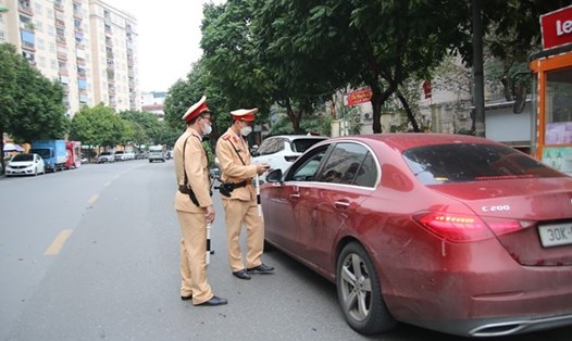 Cảnh sát giao thông kiểm tra nồng độ cồn với các tài xế tại Hà Nội. Ảnh: T.Vương