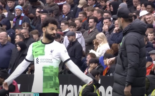 Dù lý do là gì, sự nóng nảy của Salah với Klopp là không nên trong bối cảnh Liverpool cần điểm.  Ảnh: Cắt từ video