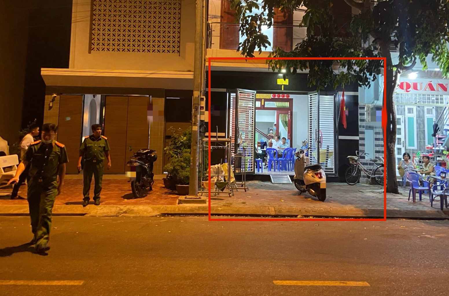 Tối 27.4, cơ quan cảnh sát điều tra Công an TP Phan Thiết làm việc tại căn nhà được trình báo xảy ra vụ việc. Ảnh: Duy Tuấn