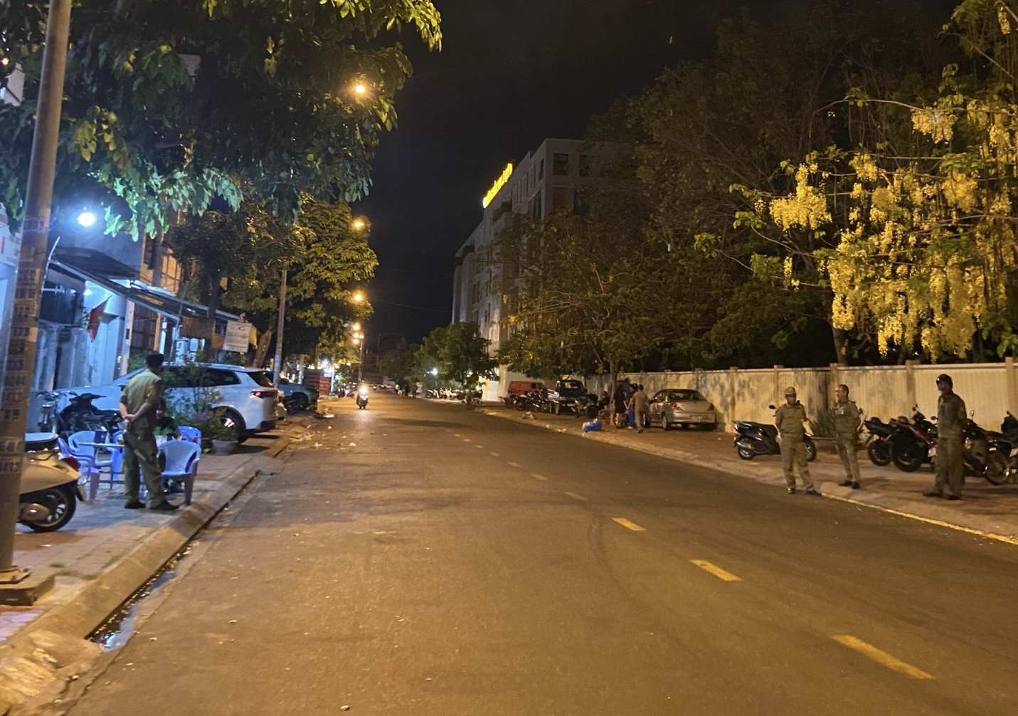 Lực lượng bảo vệ trước căn nhà trên đường Nguyễn Phúc Nguyên, Phan Thiết nơi trình báo xảy ra vụ việc. Ảnh: Duy Tuấn 