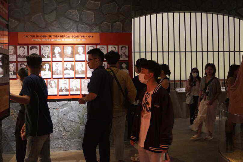 Không còn chỗ trống trong các quán cà phê, nhiều du khách chuyển hướng sang ghé thăm bảo tàng tỉnh Bà Rịa - Vũng Tàu để tham quan, tránh nóng.