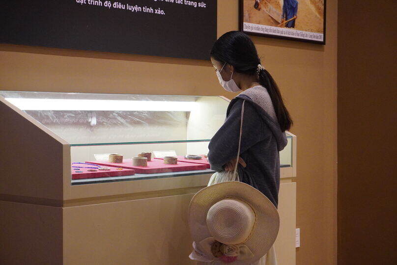 Nơi trưng bày 3 chiếc mặt nạ vàng được tìm thấy tại di chỉ khảo cổ Giồng Lớn - Long Sơn, là bảo vật quốc gia đầu tiên của Bà Rịa - Vũng Tàu cũng thu hút nhiều du khách đến tham quan.