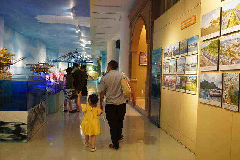 Theo ghi nhận của PV Lao Động, lượng khách bắt đầu đông trong khoảng từ 12h - 15h. Nhiều gia đình cũng tranh thủ ghé thăm bảo tàng tỉnh trong dịp nghỉ lễ năm nay. 