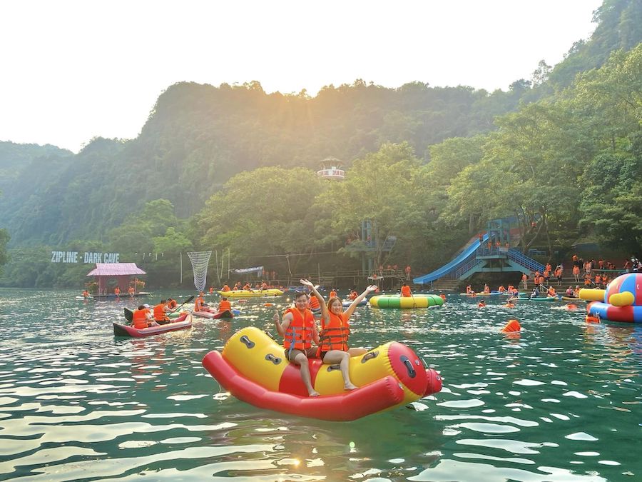 Du khách đổ về các động, suối và biển ở Quảng Bình dịp lễ rất đông. Ảnh: Phong Nha - Kẻ Bàng