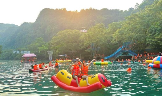 Du khách đổ về các động, suối và biển ở Quảng Bình dịp lễ rất đông. Ảnh: Phong Nha - Kẻ Bàng