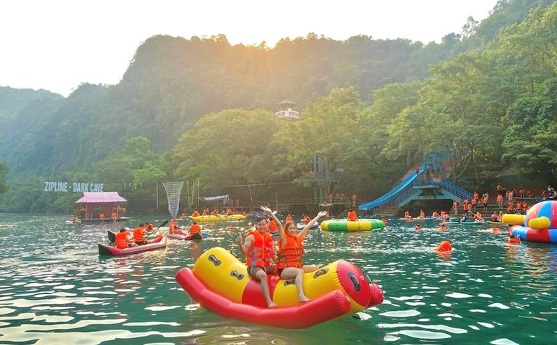 Du khách đổ về các động, suối và biển ở Quảng Bình dịp lễ rất đông. Ảnh: Phong Nha - Kẻ Bàng