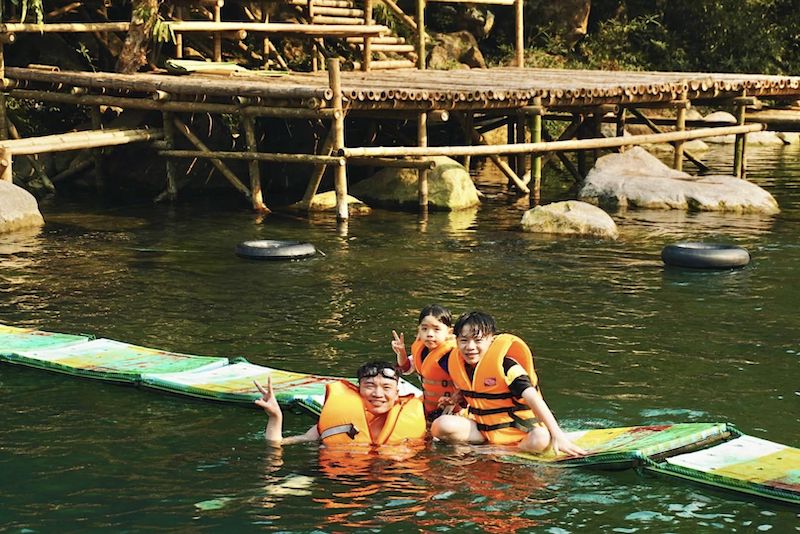 Nhiều du khách chọn sông, suối ở Quảng Bình làm điểm du lịch kỳ lễ này. Ảnh: Phong Nha - Kẻ Bàng