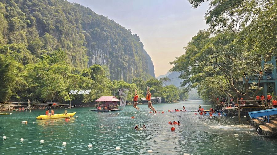Sông Chày - Hang Tối thu hút rất nhiều du khách đến tham quan. Ảnh: Phong Nha - Kẻ Bàng