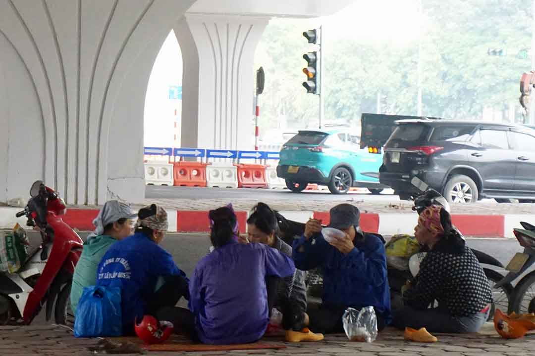 Nhiều công nhân nghỉ ngơi, ăn trưa tại gầm cầu. Ảnh: Nhật Minh