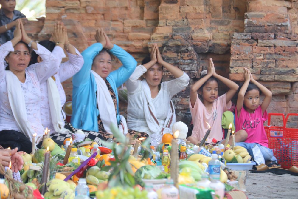 Lễ hội Tháp Bà Ponagar là dịp lễ quan trọng trong tín ngưỡng của người Chăm với mong muốn cầu cho sức khỏe, cầu con cái, cầu may mắn.