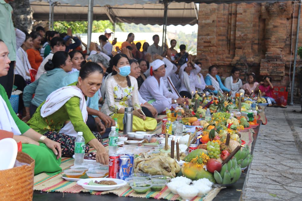 Từ sớm bà con người Chăm từ các tỉnh Ninh Thuận, Bình Thuận...đã có mặt dưới chân tháp bà bày biện lễ vật gồm: Gà, trái cây...để dâng lên nữ thần mẹ xứ sở Pô Inư Nagar. 