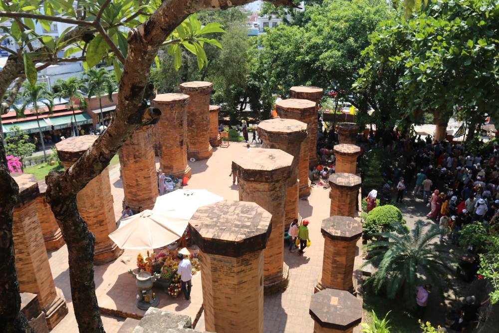 Tháp Bà Ponagar nằm ngay cửa sông Cái, TP. Nha Trang , Khánh Hòa là nơi thờ tự quan trọng của cả người Chăm và người Việt. Lễ hội Tháp Bà Ponagar được tổ chức hàng năm là lễ hội lớn nhất ở khu vực Nam Trung Bộ với sự tham gia của rất đông người dân và khách hành hương.