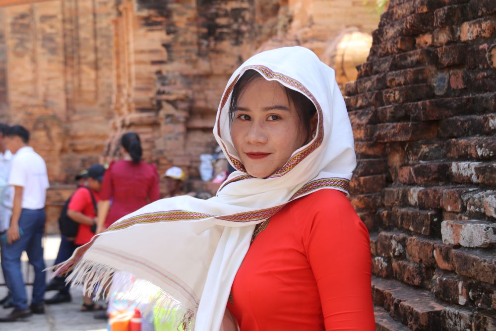 Chị Lư Nữ Thanh Vân (quê Bình Thuận) được công ty cho nghỉ lễ nên lần đầu chị có dịp cùng gia đình về dự lễ hội Tháp Bà Ponagar dâng lễ và thăm quan TP. Nha Trang.