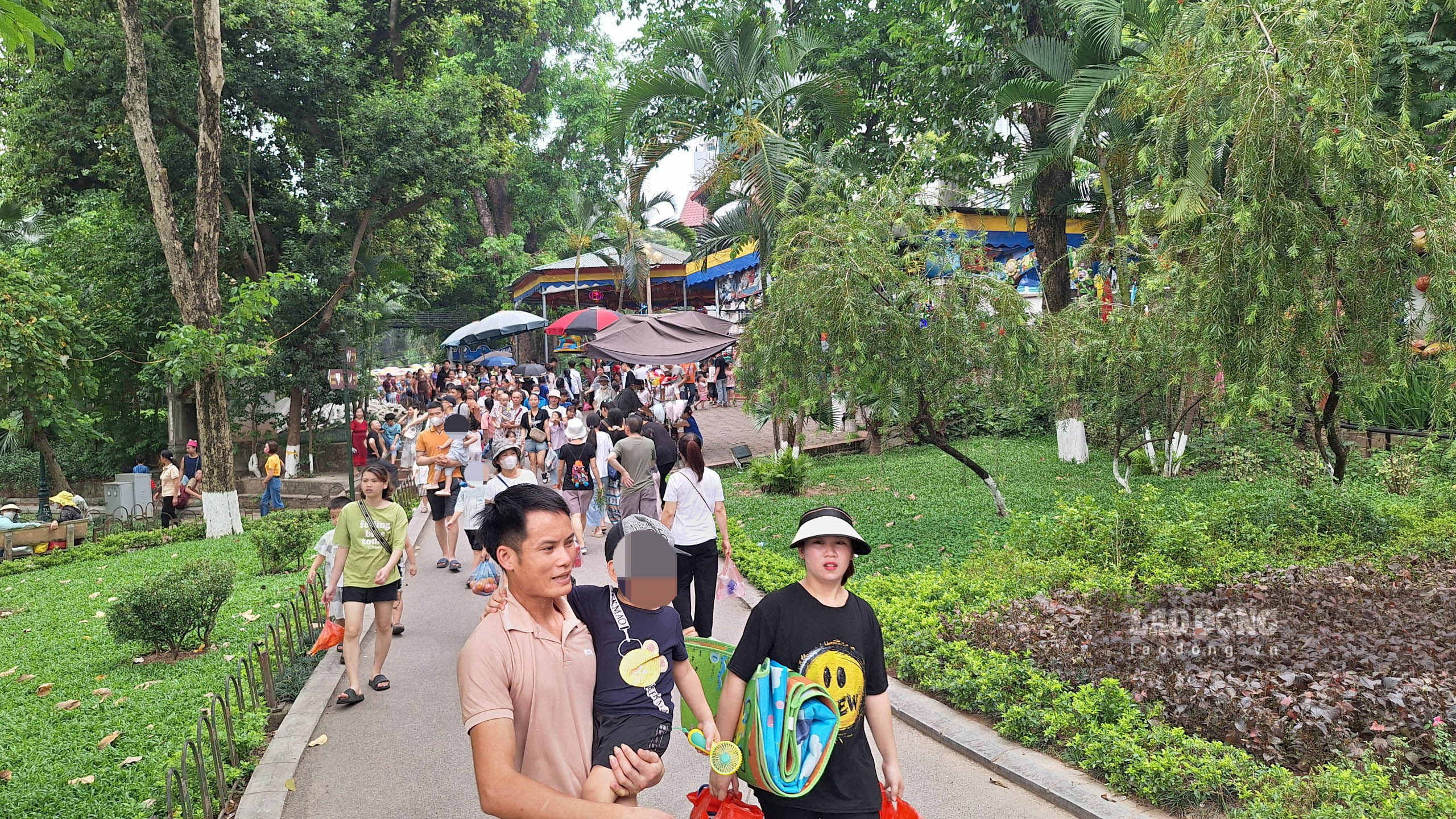 Theo ghi nhận vào sáng ngày 29.4, lượng khách đến thăm quan Vườn thú Hà Nội vào khoảng hơn 4000 người.