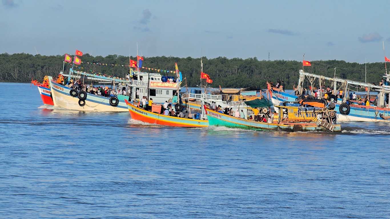 Các tàu thuyền tham gia Lễ Nghinh Ông. Ảnh: Phương Anh