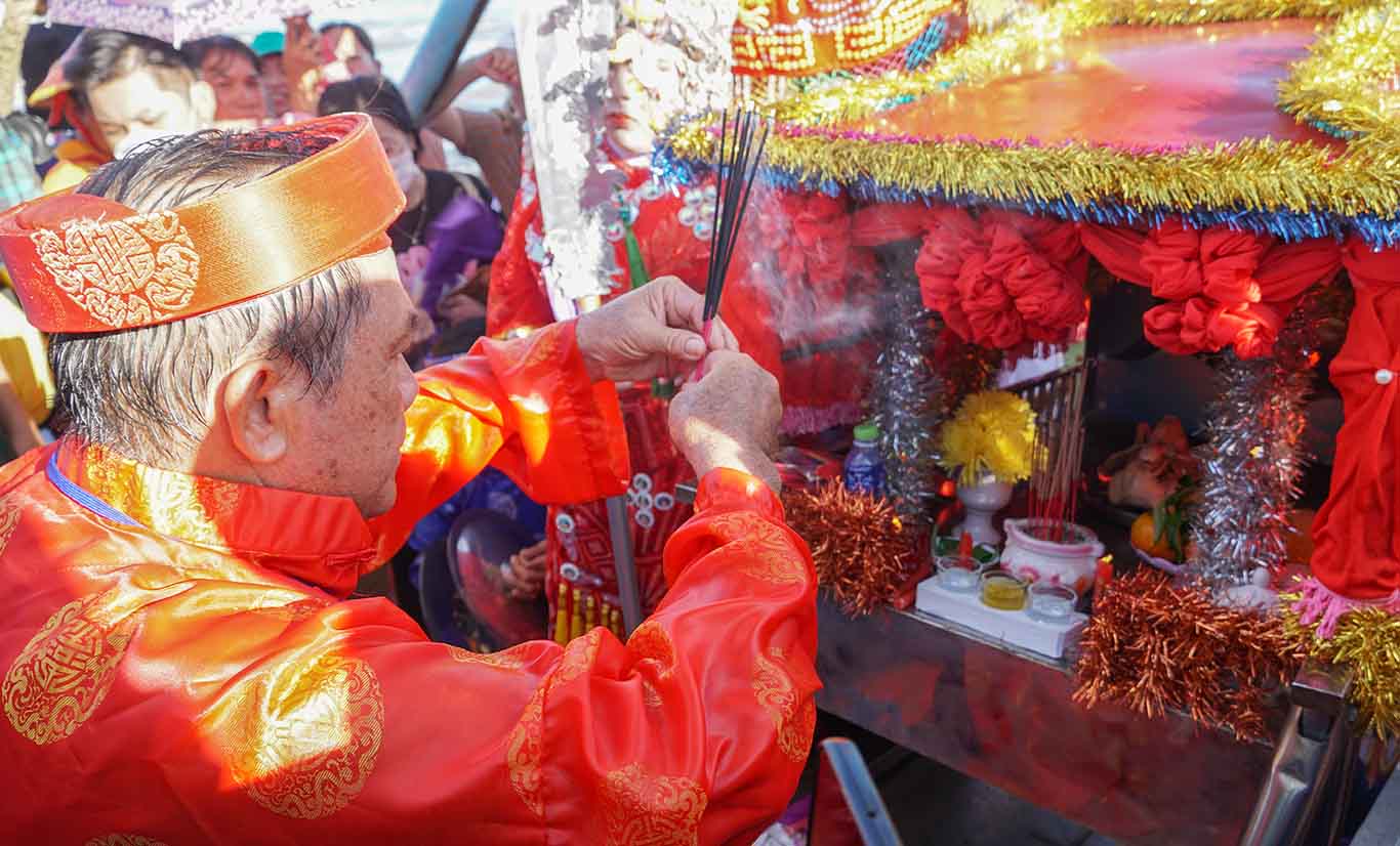 Nghi thức cúng Ông ngoài biển. Ảnh: Phương Anh